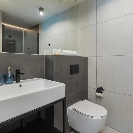 Port Lwowska With Swimming Pool By Renters Apartment